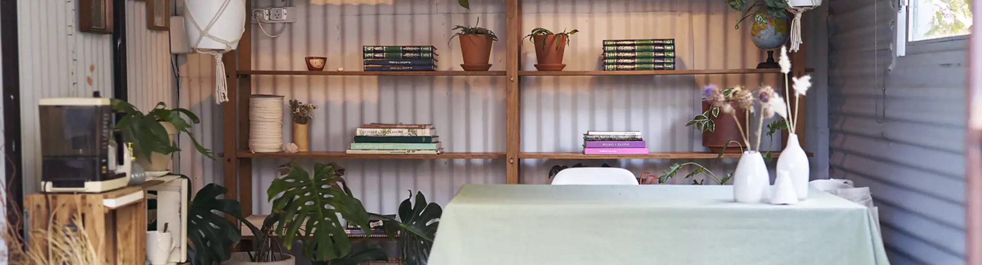 abri She Shed transformé en espace pour manger, travailler ou lire