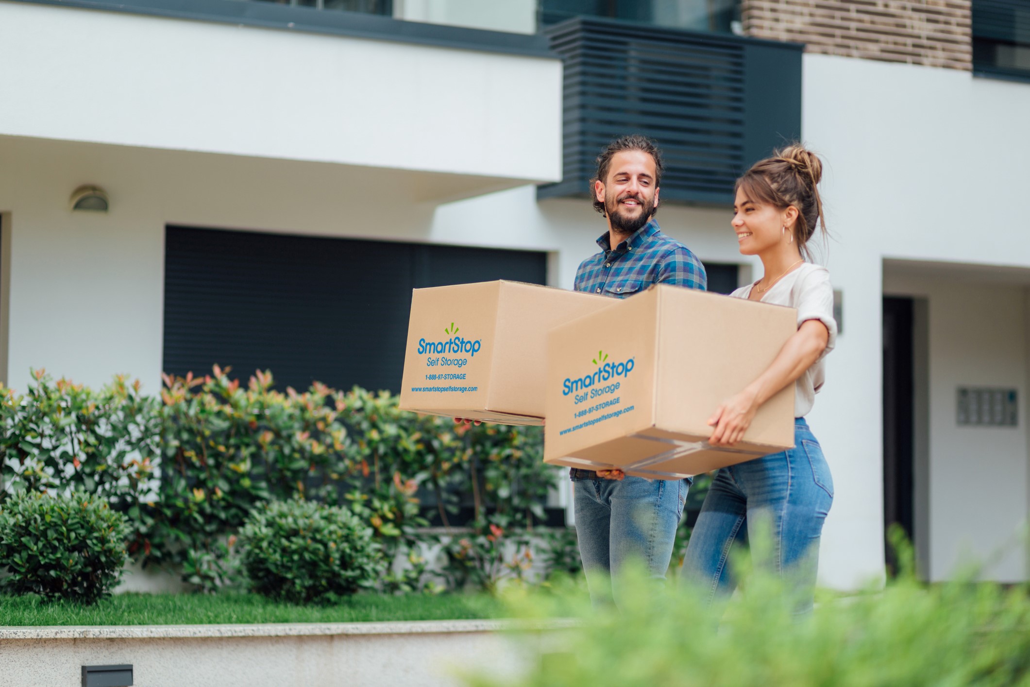  Couple carrying boxes to take to their storage unit | SmartStop