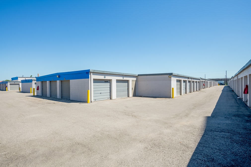 DriveUpUnits at RealStorage-DallasTX-11359ReederRd