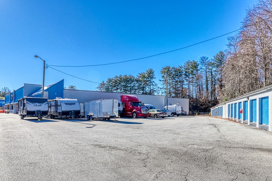 SmartStopSelfStorage-ArdenNC-6LongShoalsRd-Parking