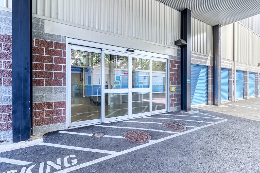 SmartStopSelfStorage-MillCreekWA-16618BothellEverettHighway-Covered Loading