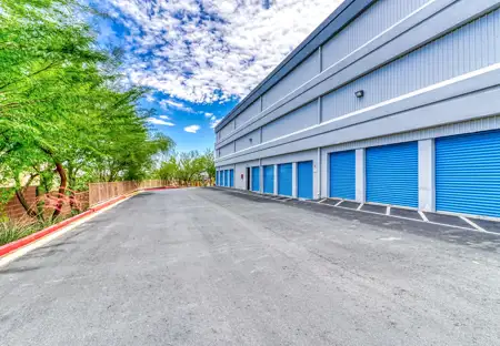 SmartStopSelfStorage-NorthLasVegasNV-2555WCentennialPrkwy-DriveUpUnits