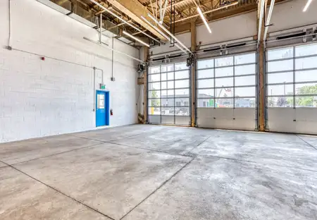 SmartStopSelfStorage-OakvilleONT-2055CornwallRd-LoadingBay