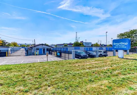 SmartStopSelfStorage-BloomingdaleIL-240WArmyTrailRd-Hero