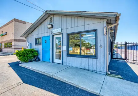 SmartStopSelfStorage-WarrenMI-24623RyanRd-Office