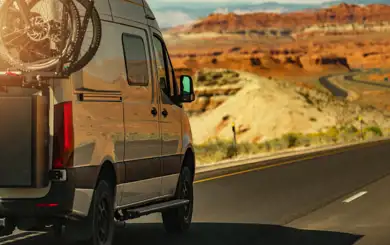image d'un VR de taille moyenne circulant sur l'autoroute dans un paysage désertique