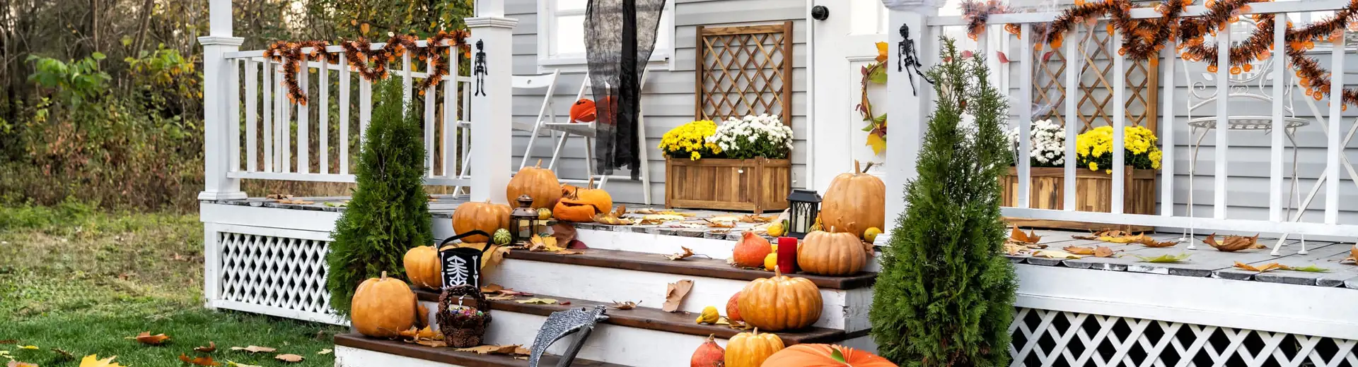 porche de la maison rempli de lanternes et de décorations d'Halloween