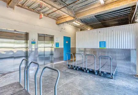 SmartStopSelfStorage-OcoeeFL-1071MarshallFarmsRd-ElevatorAccess
