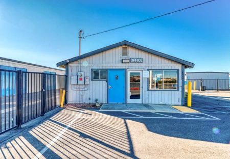 SmartStop Self Storage Facility at 43745 Sierra Hwy, Lancaster CA - Storefront