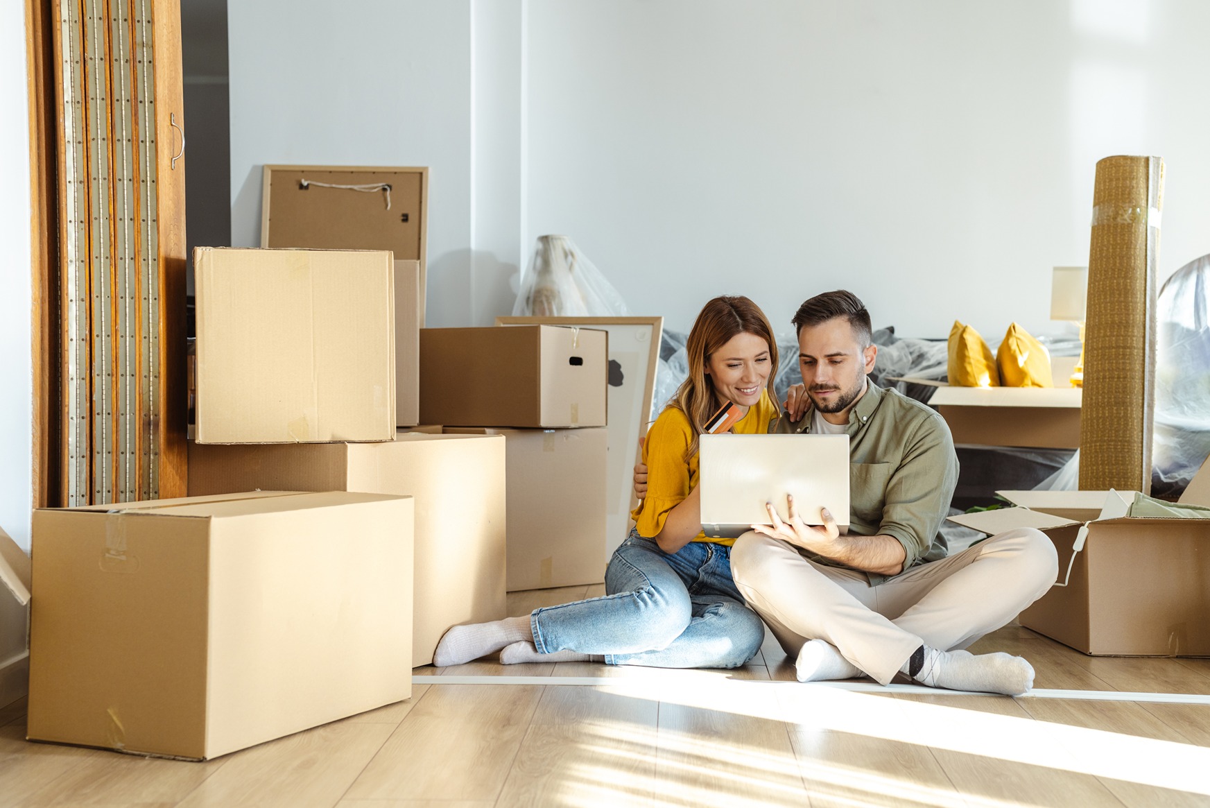 couple searching online for the best storage solution for their relocation | SmartStop