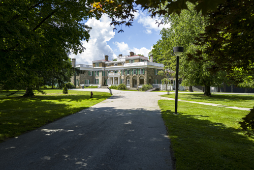 gravel path leading up to the roosevelt home in hyde park