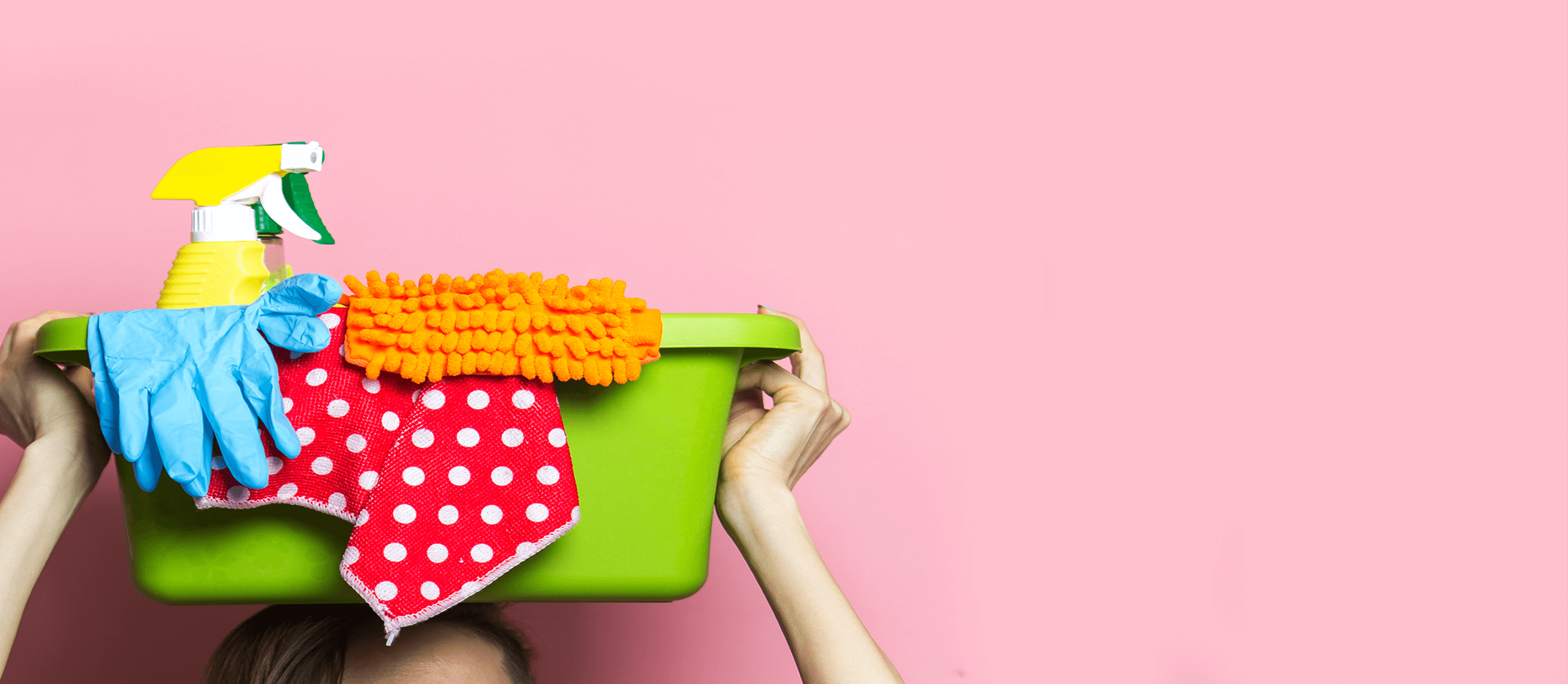 Produits pour le grand ménage du printemps dans un bac en plastique