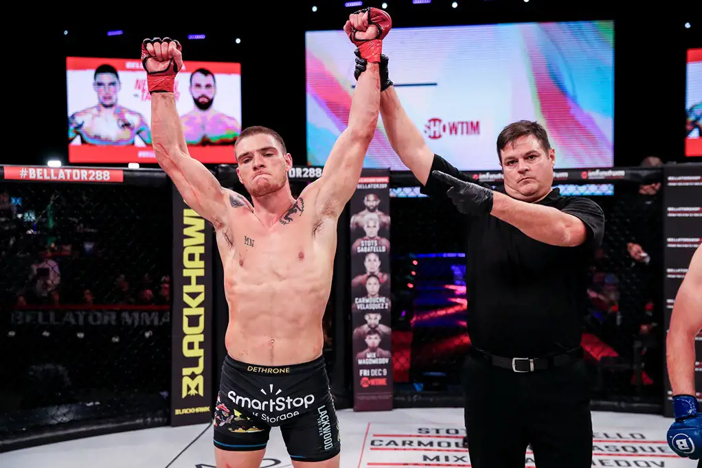 Le combattant de MMA Jordan Newman lève la main en signe de victoire