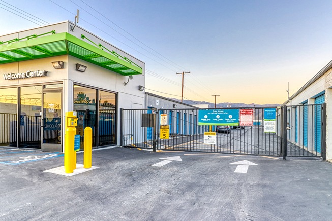 SmartStopSelfStorage-AzusaCA-1111WestGladstone-Gate