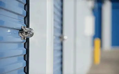 Image de l'extérieur de l'un des types d'entreposage avec une porte d'unité fermée avec un cadenas