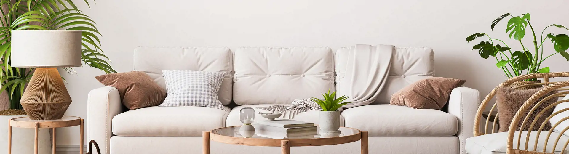 salon boho avec plantes et canapé blanc