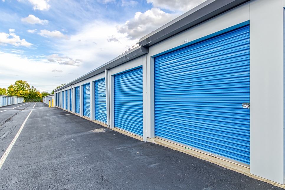 SmartStopSelfStorage-TroyOH-21KingsChapelDrN-DriveUpUnits