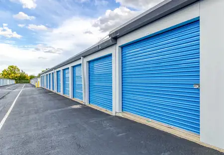 SmartStopSelfStorage-TroyOH-21KingsChapelDrN-DriveUpUnits