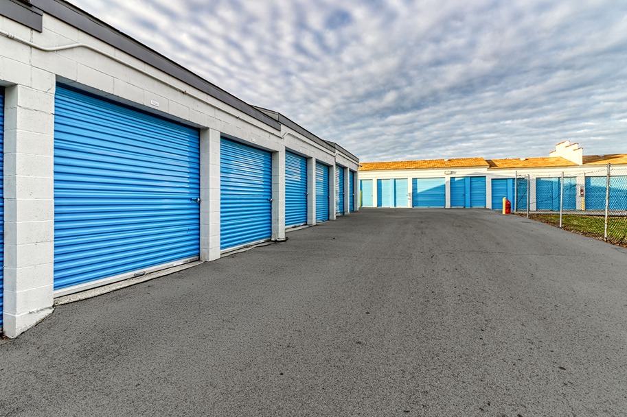 SmartStopSelfStorage-RomeovilleIL-1302MarquetteDr-DriveUpUnits