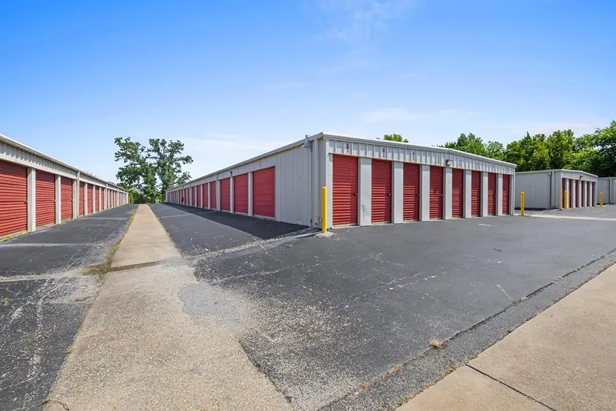 Drive Up units at SmartStop Self Storage-Siloam SpringsAR-175 S Lincoln St