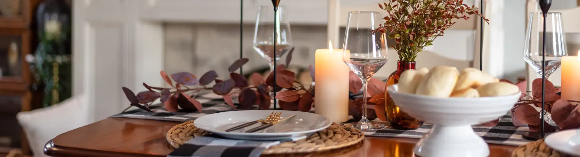 table de salle à manger avec décor d'automne