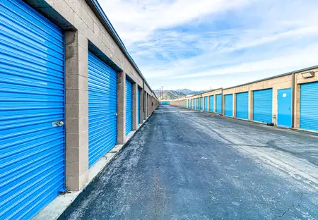 SmartStopSelfStorage-AzusaCA-1111WestGladstone-ExteriorUnits-2
