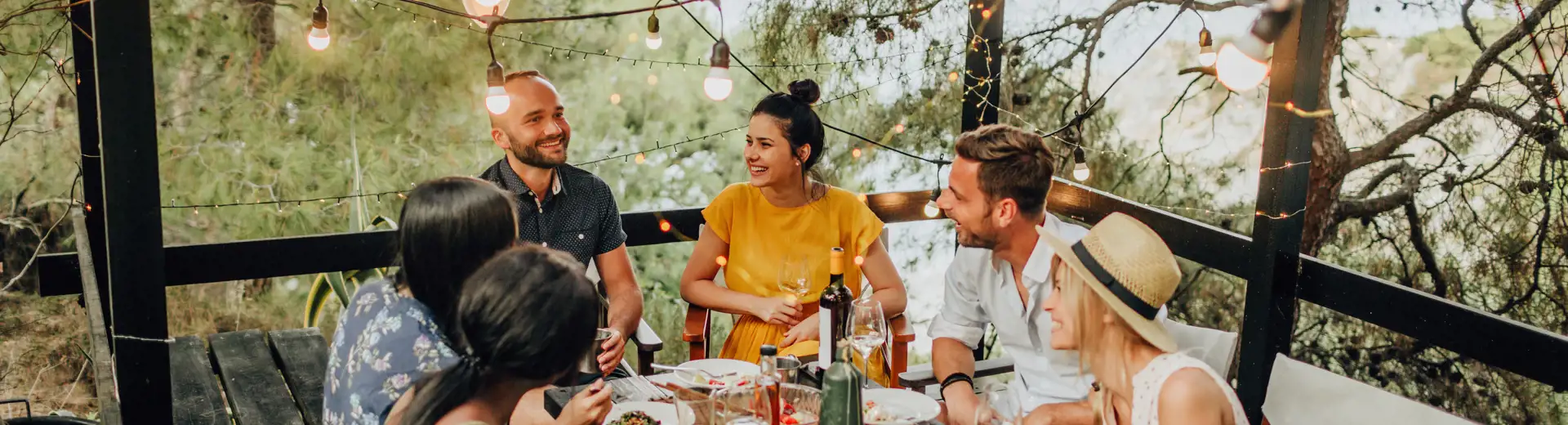 Souper entre amis dans la cour