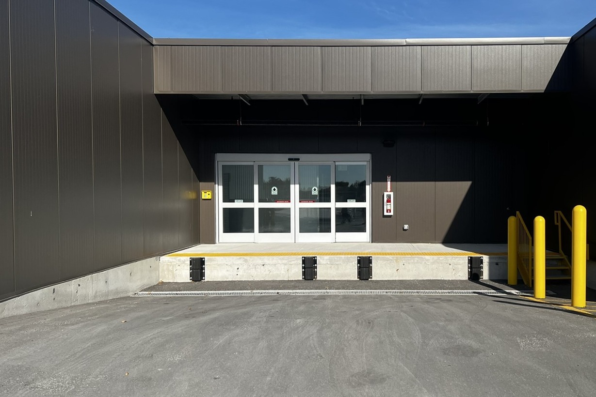 SmartStopSelfStorage-BarrieONT-341MapleviewDrW-LoadingDock