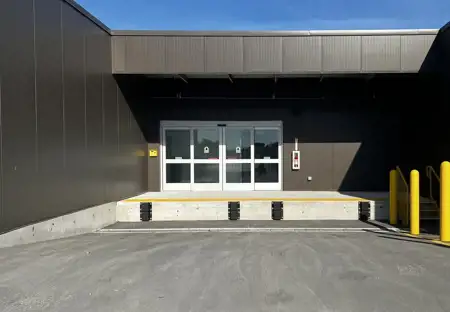 SmartStopSelfStorage-BarrieONT-341MapleviewDrW-LoadingDock