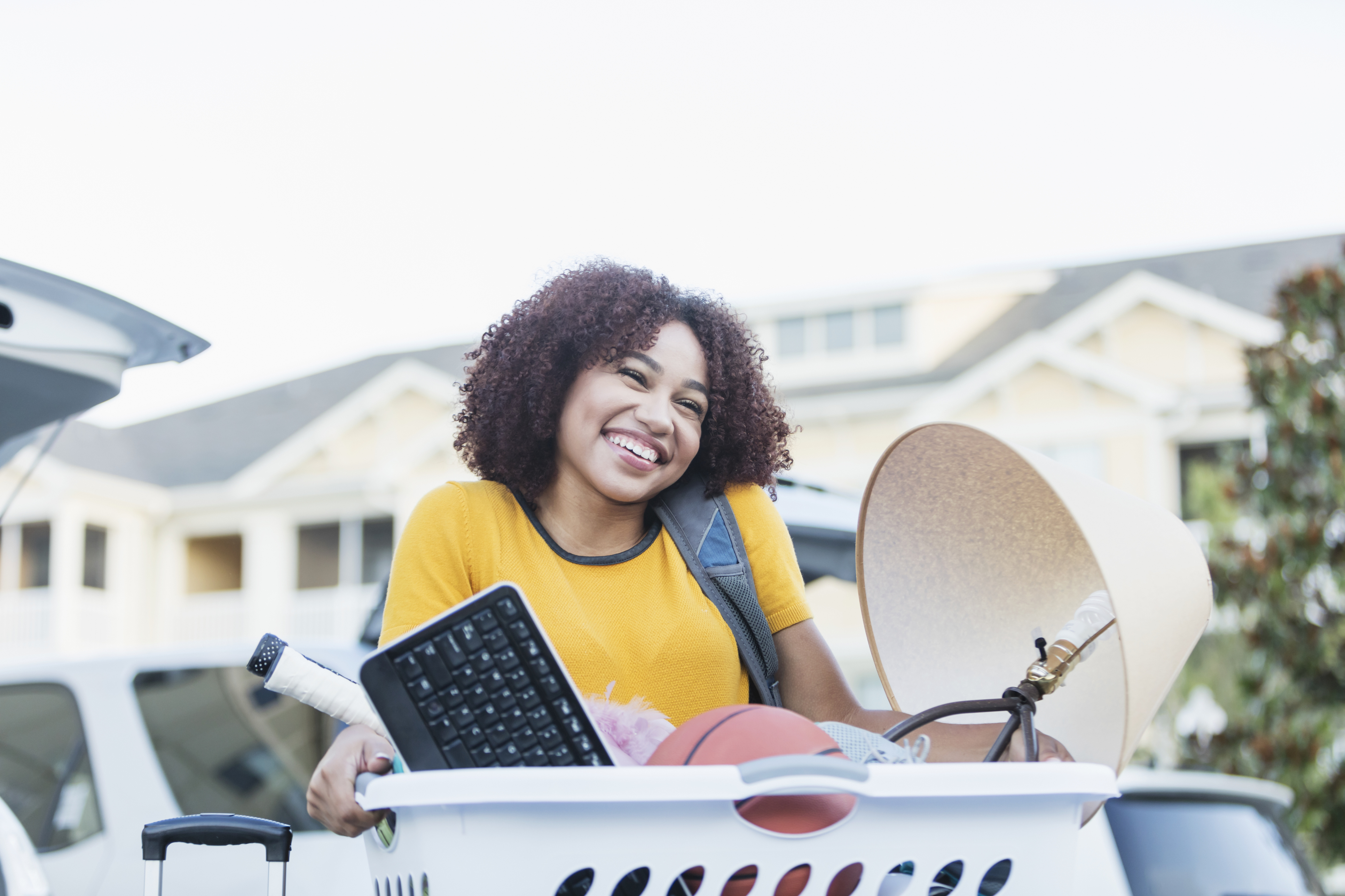 Une femme tenant un carton de déménagement.