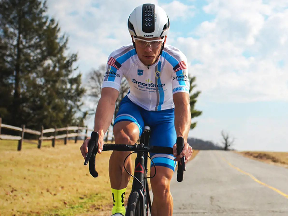 Shane Kline sur son vélo lors d'une étape de course cycliste sur route