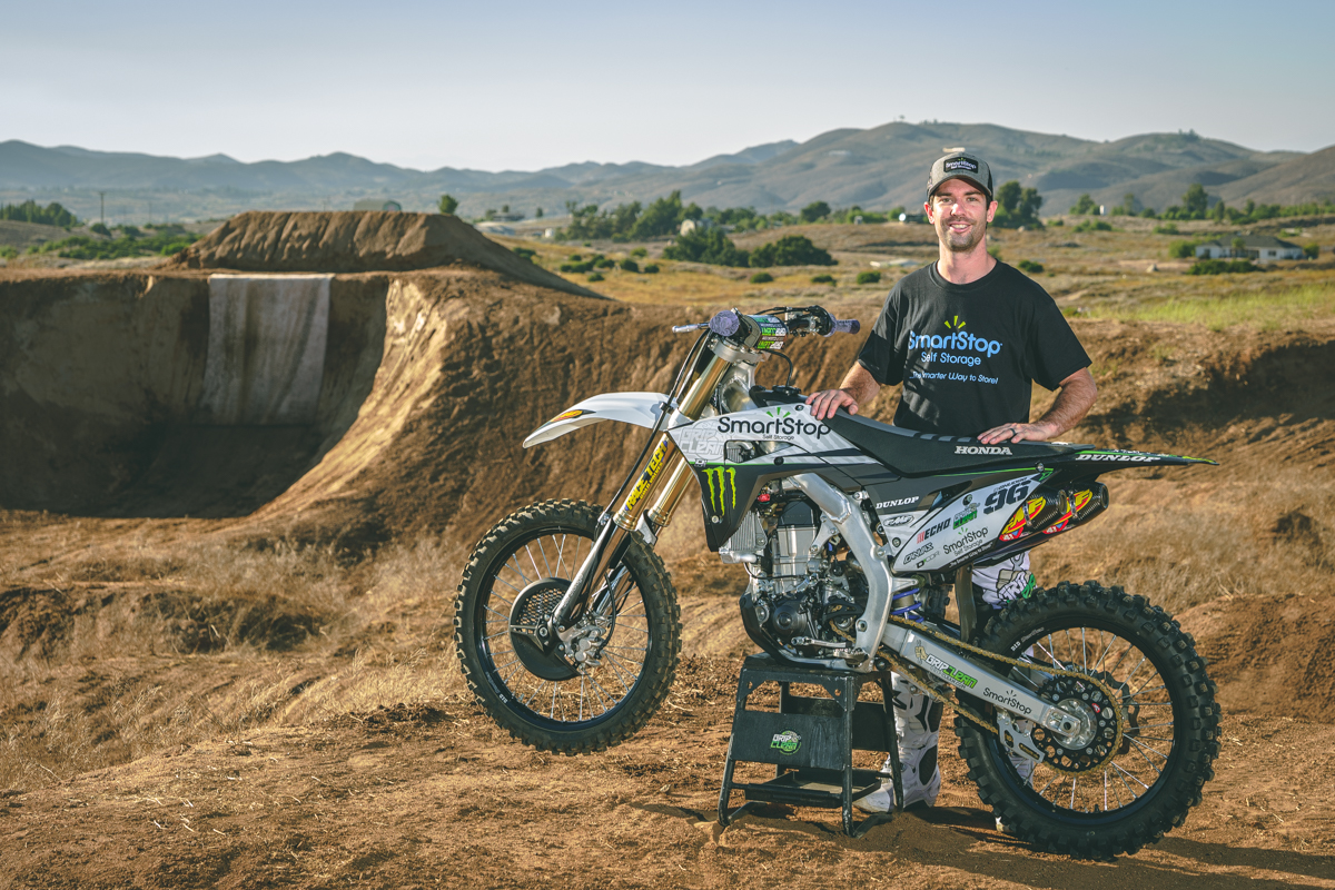 Bryce Hudson, alias Soap Boy, derrière sa moto commanditée par SmartStop pour les prochains X-Games.